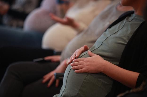 Mujeres embarazas en un centro de salud. :: r. gutiérrez