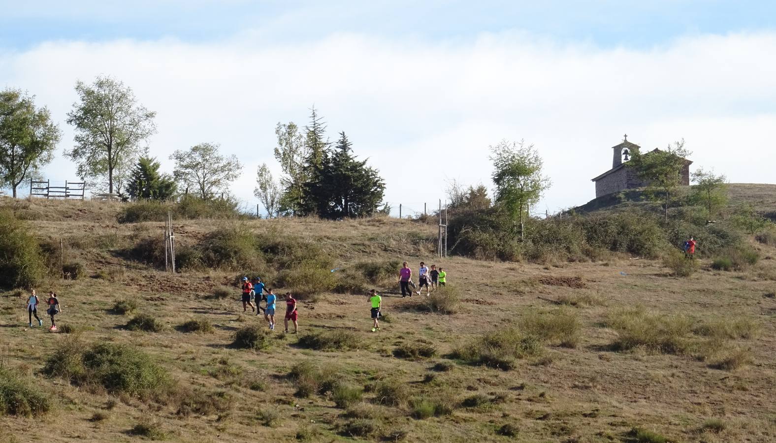 298 personas inscritas, de las que 225 tomaron la salida, y 2.982 euros recaudados. Son las cifras de la marcha senderista organizada por la peña Los Tímidos, 'Caminando, ¡por la vida!', celebrada el sábado en Ezcaray a beneficio de la Asociación Española Contra el Cáncer en La Rioja.