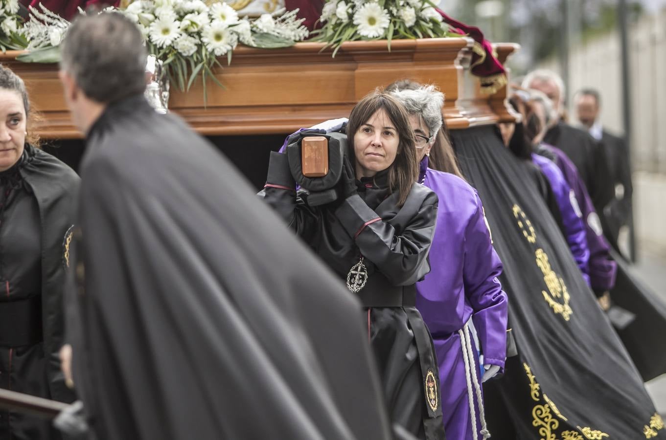 La procesión del Rosario ha partido esta mañana desde el colegio San José hasta la parroquia de La Vid, en Cascajos. Ha contado con una amplia participación de mujeres.