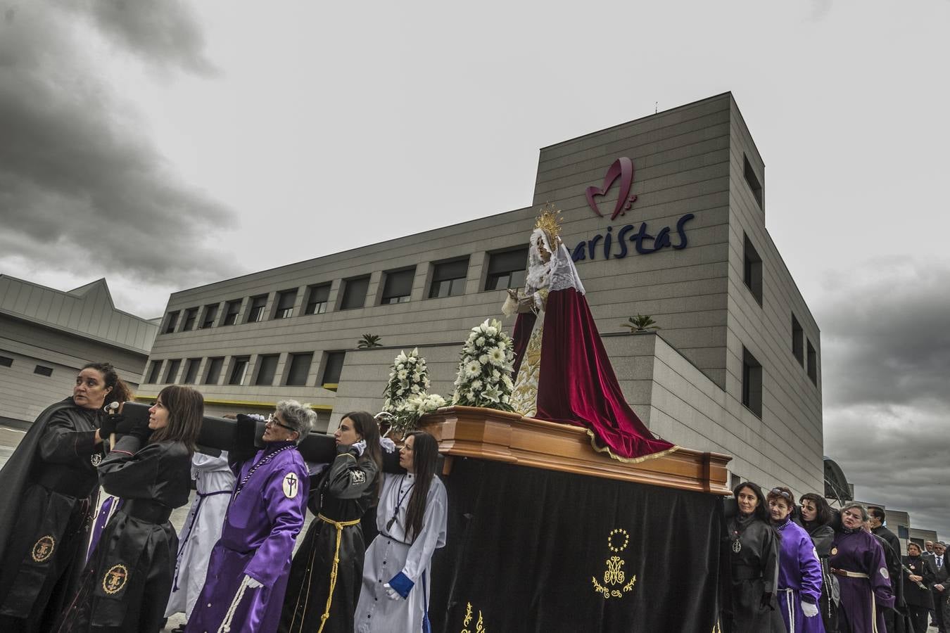 La procesión del Rosario ha partido esta mañana desde el colegio San José hasta la parroquia de La Vid, en Cascajos. Ha contado con una amplia participación de mujeres.