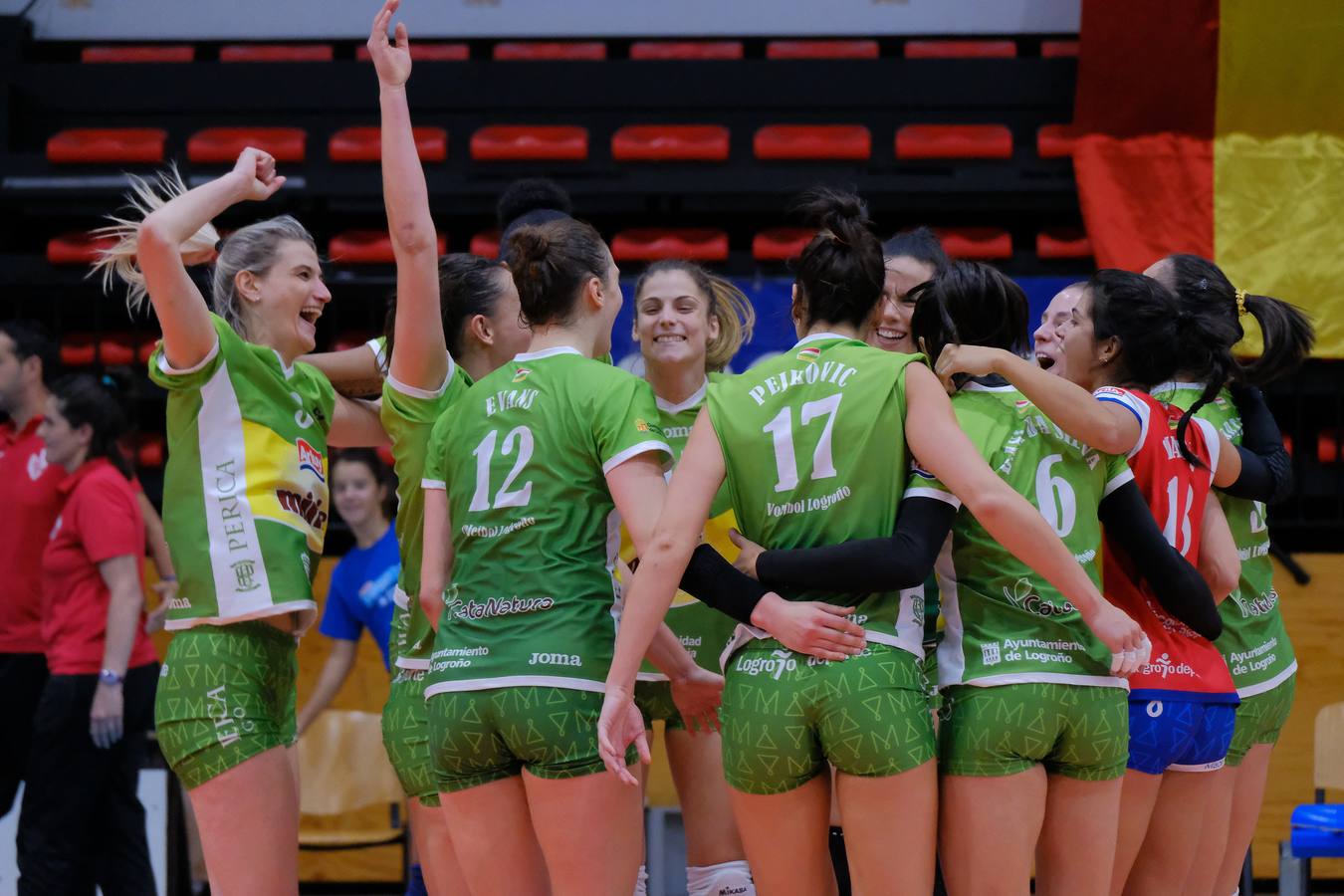 El Minis de Arluy ha ganado su quinta Supercopa al derrotar por 3-1 al Fachadas Dimurol Libby's de Tenerife en un choque en el que las jugadoras veteranas del equipo de Logroño han demostrado que mantienen su hegemonía en el voleibol femenino español.