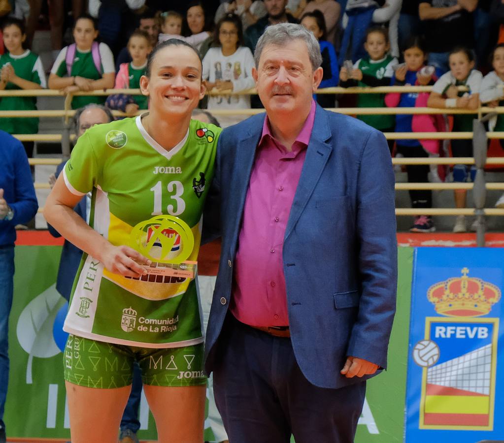 El Minis de Arluy ha ganado su quinta Supercopa al derrotar por 3-1 al Fachadas Dimurol Libby's de Tenerife en un choque en el que las jugadoras veteranas del equipo de Logroño han demostrado que mantienen su hegemonía en el voleibol femenino español.