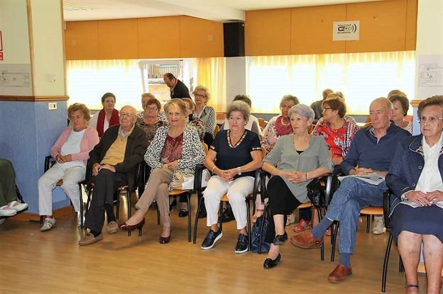 Asistentes a una charla de psicología en el Día del Mayor . :: R. O.