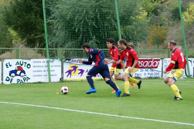 Íñigo trata de superar la defensa rival, en la jugada del penalti. :: F. D.