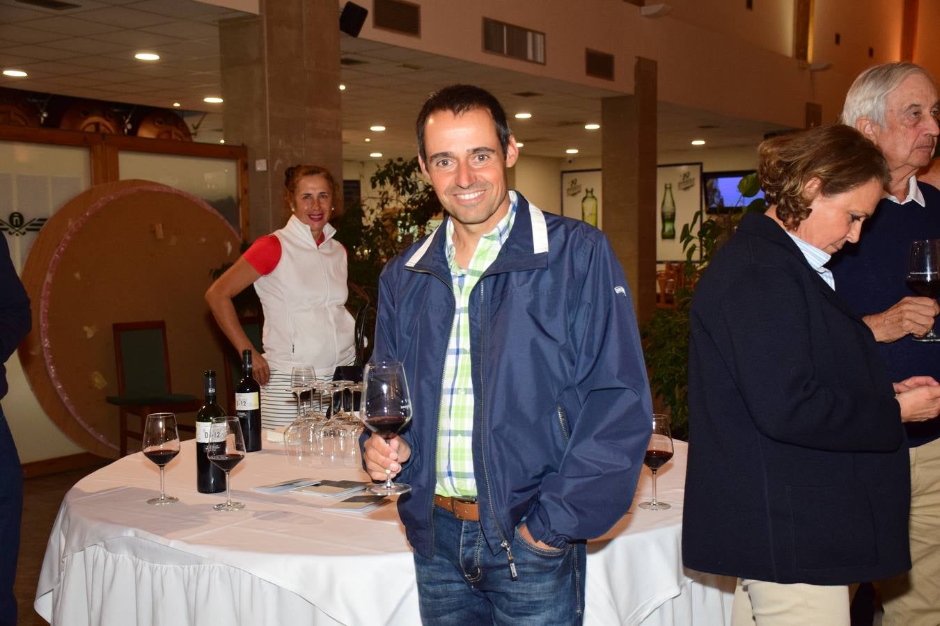 Los asistentes disfrutaron después de la jornada de juego de una cata de dos vinos de Bodegas LAN.