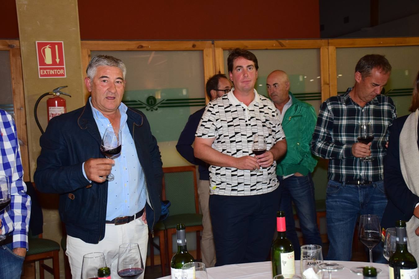 Los asistentes disfrutaron después de la jornada de juego de una cata de dos vinos de Bodegas LAN.
