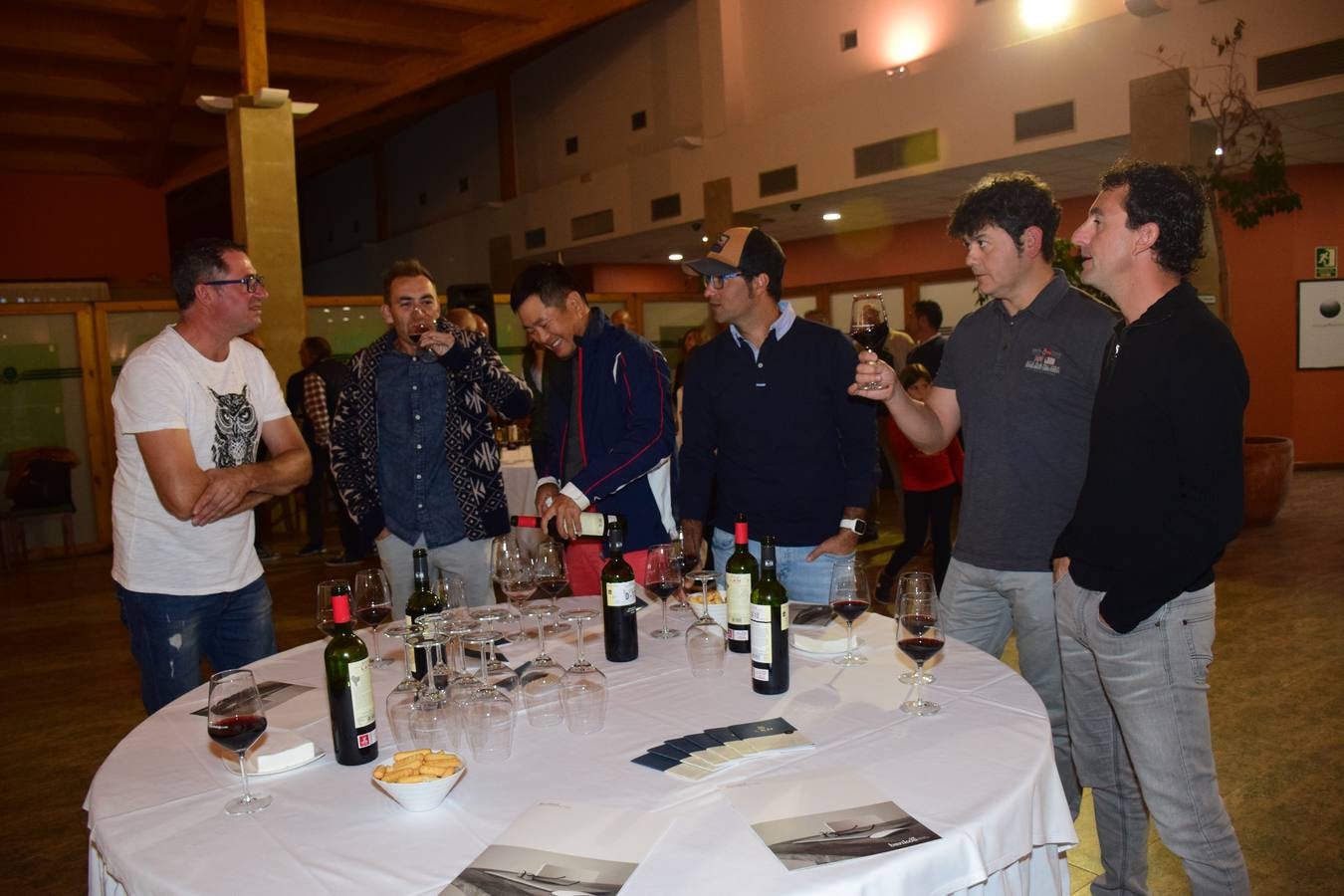 Los asistentes disfrutaron después de la jornada de juego de una cata de dos vinos de Bodegas LAN.