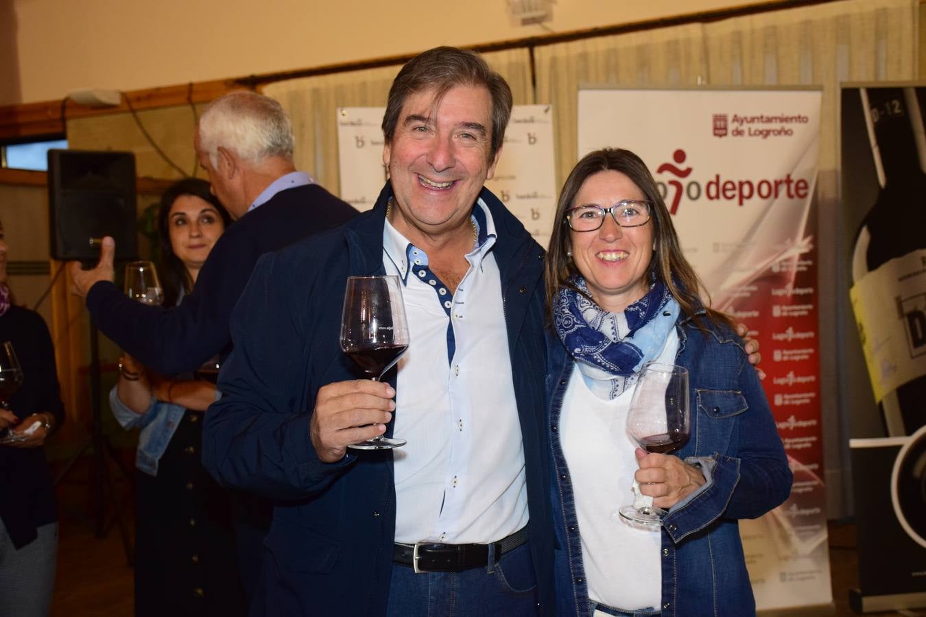 Los asistentes disfrutaron después de la jornada de juego de una cata de dos vinos de Bodegas LAN.