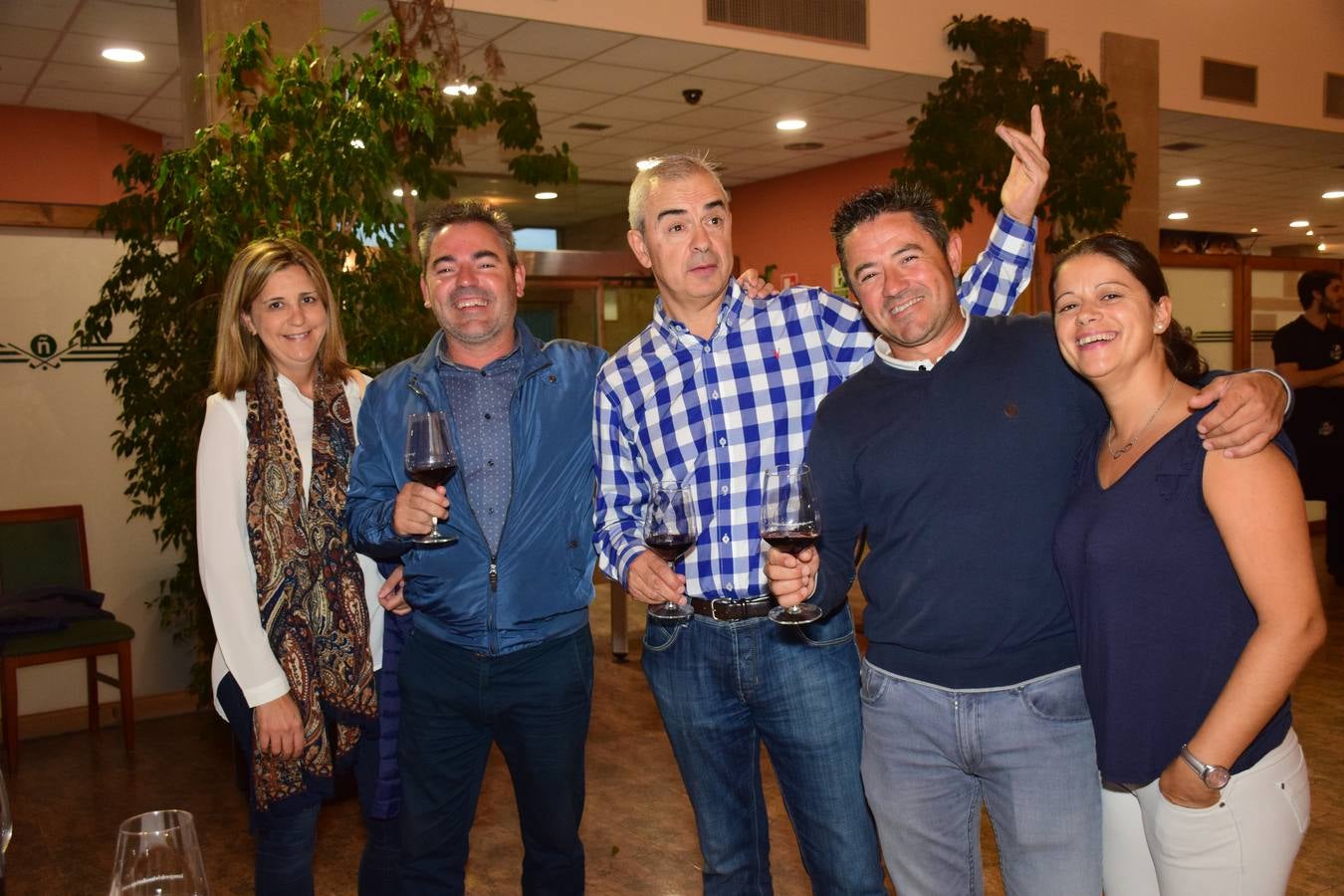 Los asistentes disfrutaron después de la jornada de juego de una cata de dos vinos de Bodegas LAN.