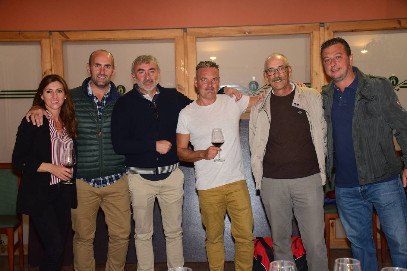 Los asistentes disfrutaron después de la jornada de juego de una cata de dos vinos de Bodegas LAN.