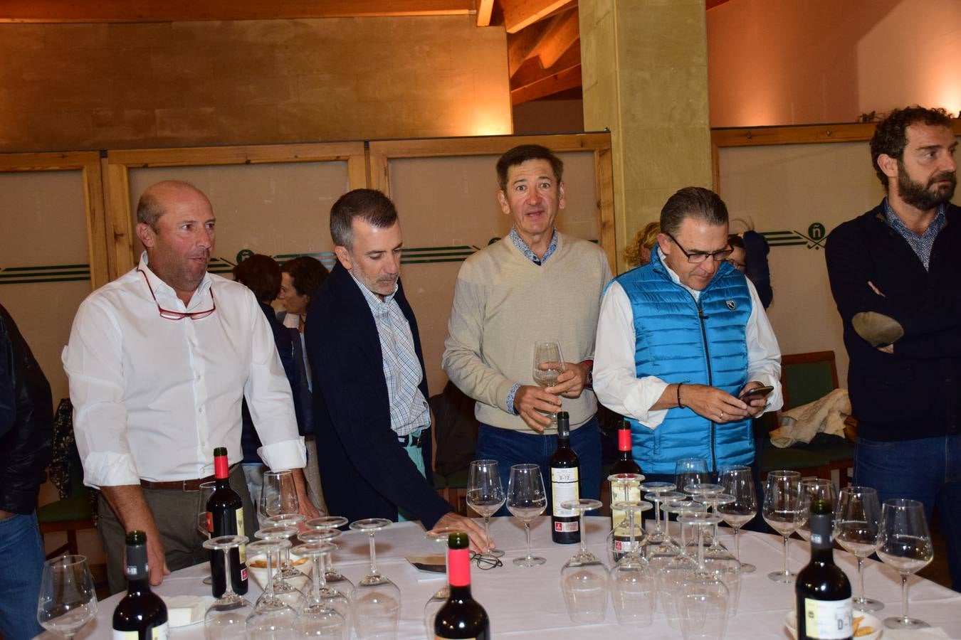 Los asistentes disfrutaron después de la jornada de juego de una cata de dos vinos de Bodegas LAN.