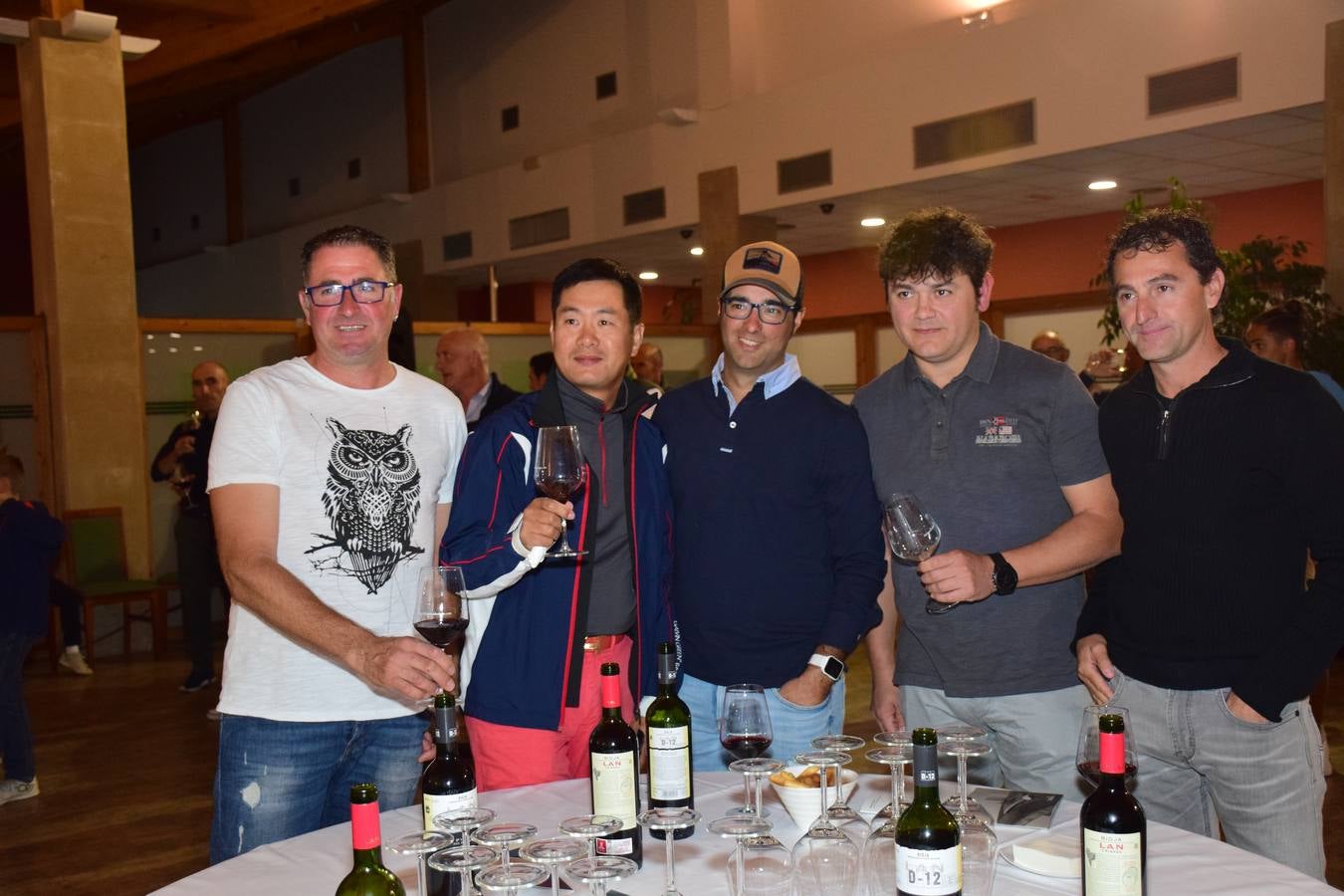Los asistentes disfrutaron después de la jornada de juego de una cata de dos vinos de Bodegas LAN.