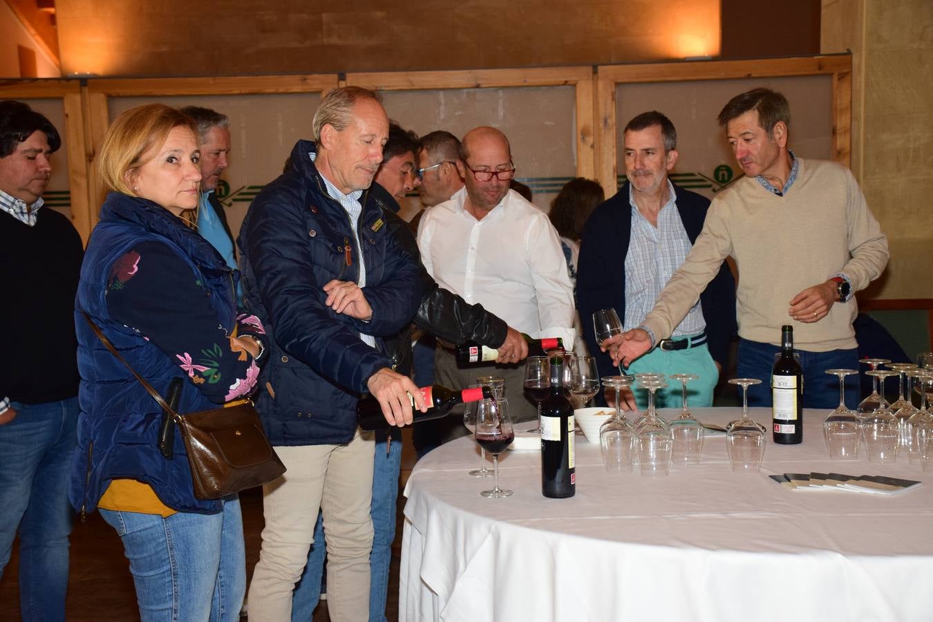 Los asistentes disfrutaron después de la jornada de juego de una cata de dos vinos de Bodegas LAN.