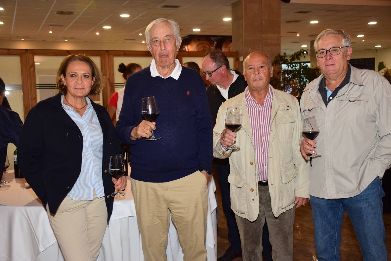 Los asistentes disfrutaron después de la jornada de juego de una cata de dos vinos de Bodegas LAN.