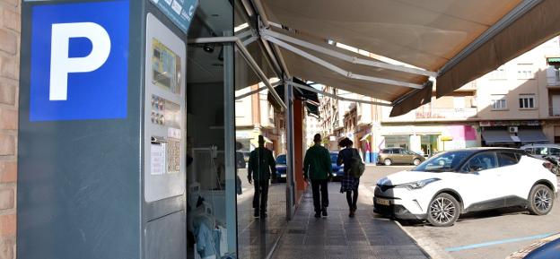 Plazas de aparcamiento de la 'zona azul', en la avenida del Pilar de Calahorra. :: i.álvarez. 