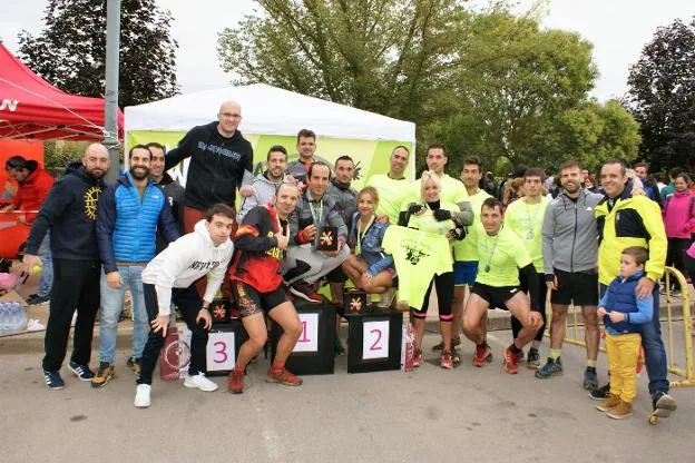 Castiella en uno de los últimos obstáculos, con el paso de la escalada por neumáticos y los tres primeros equipos en el podio.