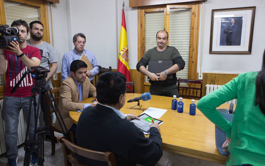 El alcalde de Viguera (de pide, de gris) en un pleno municipal