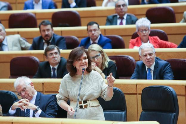 La vicepresidenta, Carmen Calvo, se dirige a la bancada del PP, ayer en el Senado, durante la sesión de control al Gobierno. :: e. p.