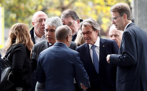 Artur Mas saluda a las puertas del Tribunal de Cuentas al portavoz de PDeCAT en el Congreso, Carles Campuzano. 