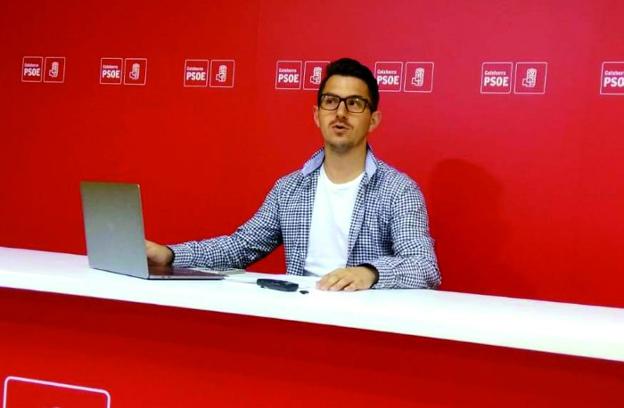 Esteban Martínez, durante la rueda de prensa que ofreció ayer en la sede del PSOE. :: i.á. 