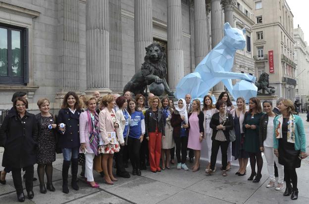 LEONAS  QUE LUCHAN  EN UN MUNDO  DE HOMBRES