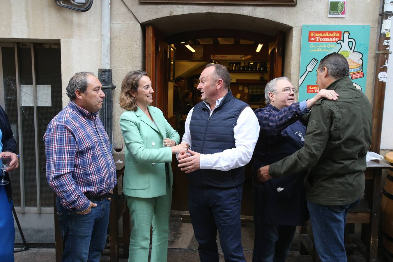 Manolo García, que regenta el mítico bar de de calle San Agustín, se jubila