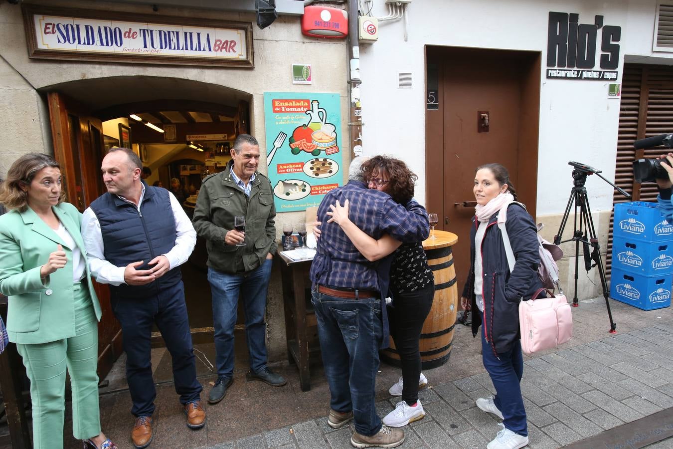 Manolo García, que regenta el mítico bar de de calle San Agustín, se jubila