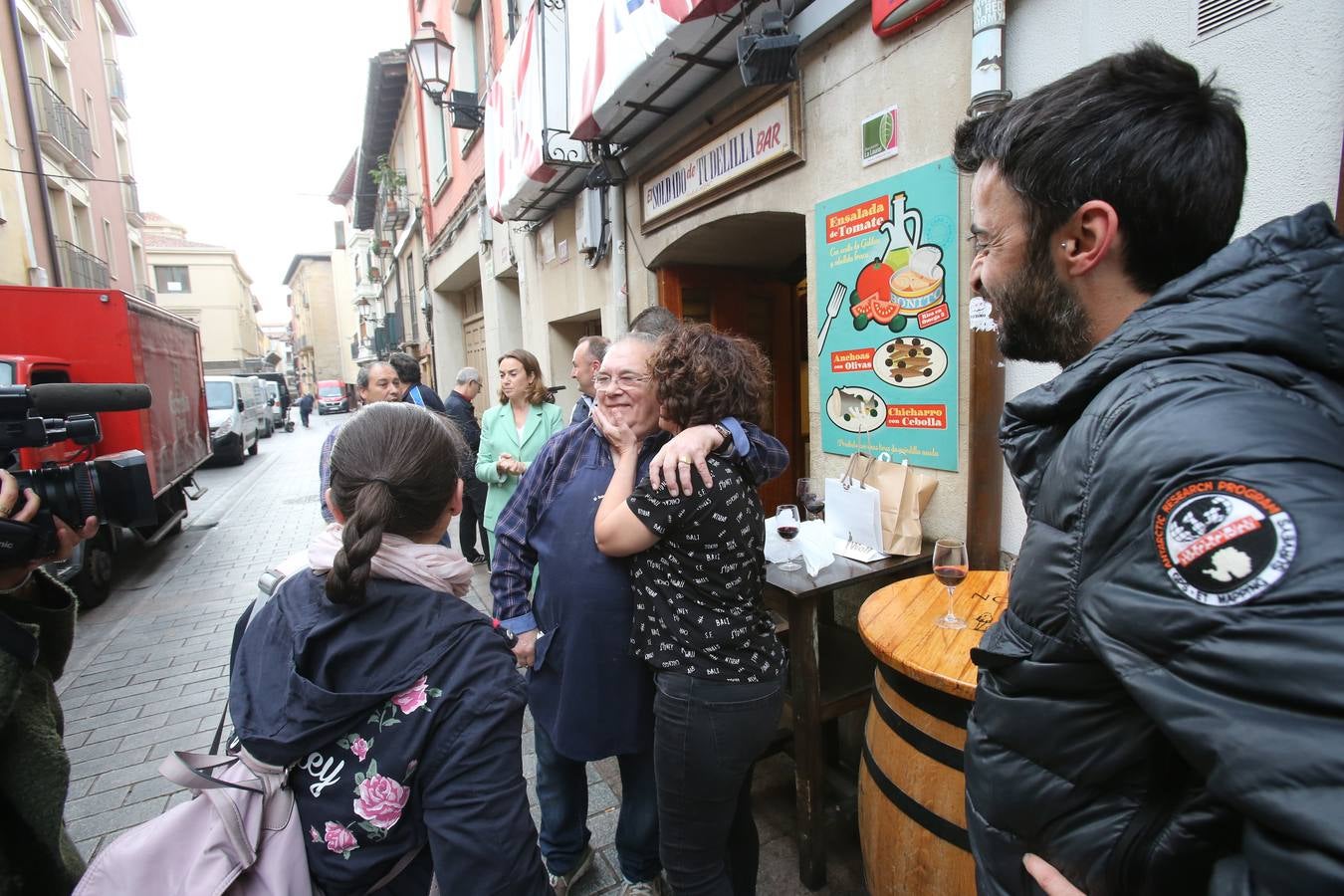 Manolo García, que regenta el mítico bar de de calle San Agustín, se jubila