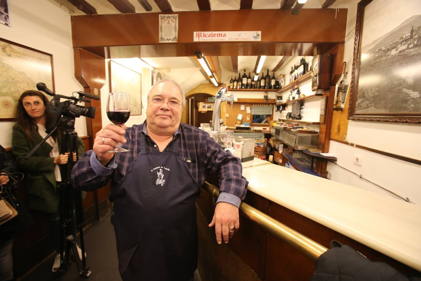 Manolo García, que regenta el mítico bar de de calle San Agustín, se jubila