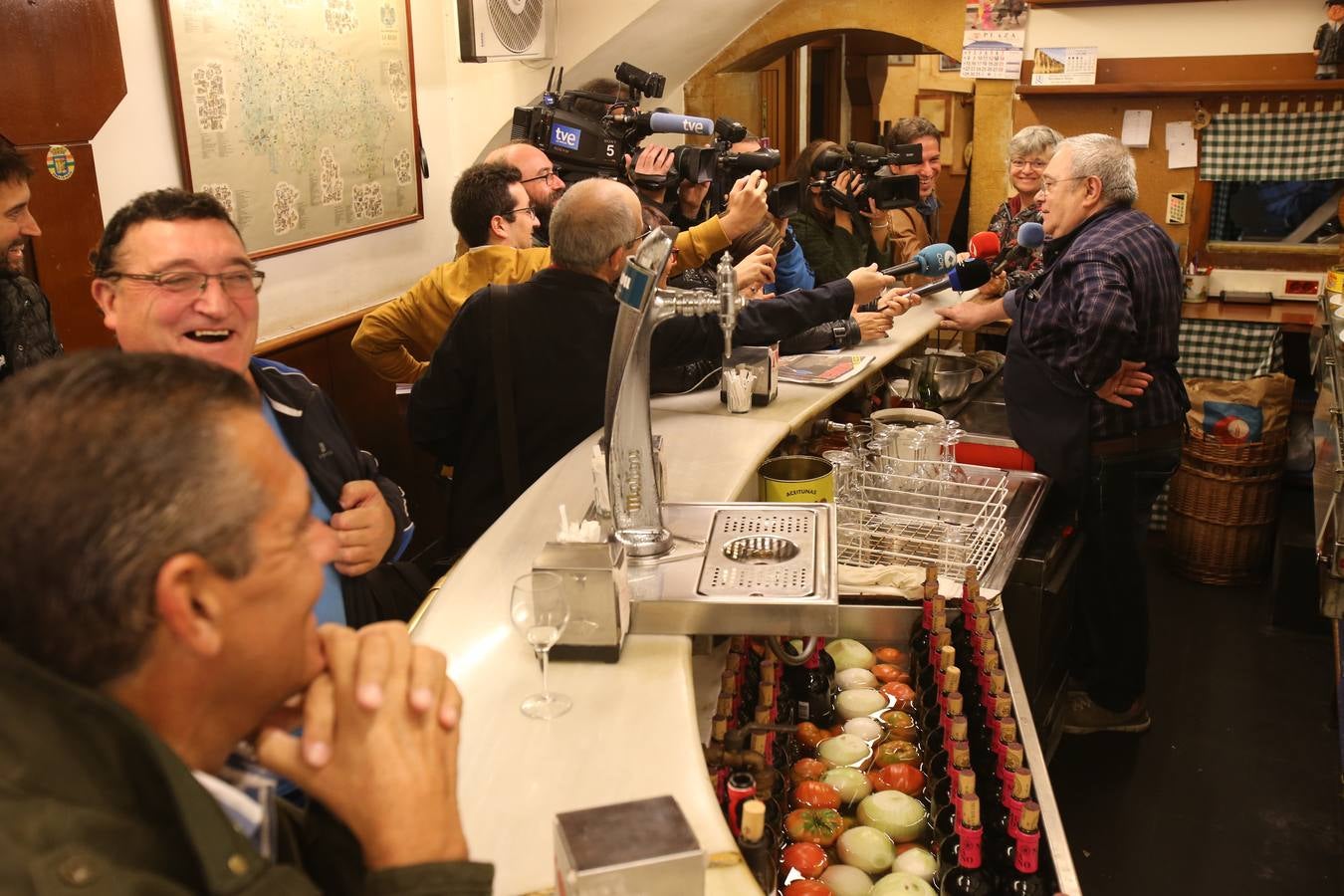 Manolo García, que regenta el mítico bar de de calle San Agustín, se jubila