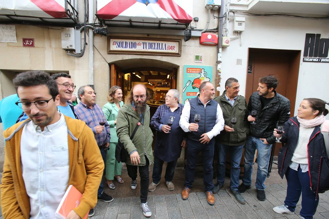 Manolo García, que regenta el mítico bar de de calle San Agustín, se jubila