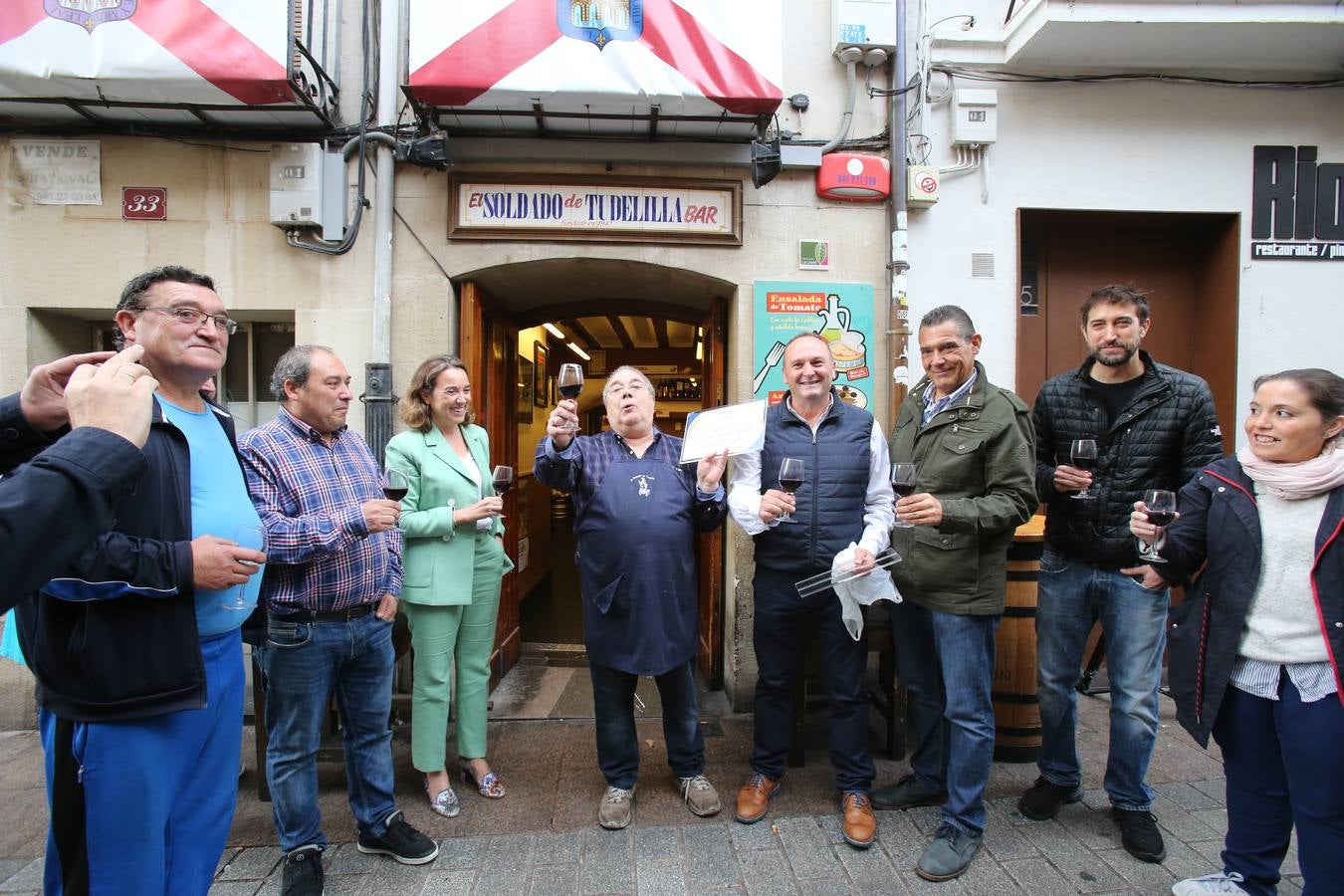 Manolo García, que regenta el mítico bar de de calle San Agustín, se jubila