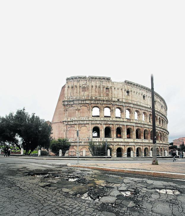 Baches junto al Coliseo. Las calles romanas están llenas de agujeros como estos provocados por la nieve y el mal tiempo que la ciudad soportó hace dos años. :: v. tersignieidon