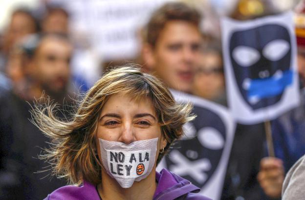 Una manifestante protesta contra la 'ley mordaza' en diciembre de 2014. :: s. pérez / reuters