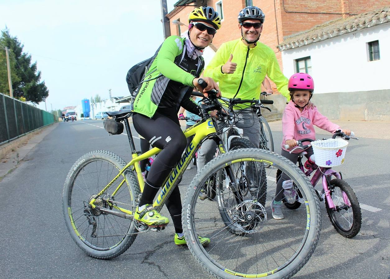 Las imágenes del paseo ciclista por los alrededores de Varea con la ciclista riojana