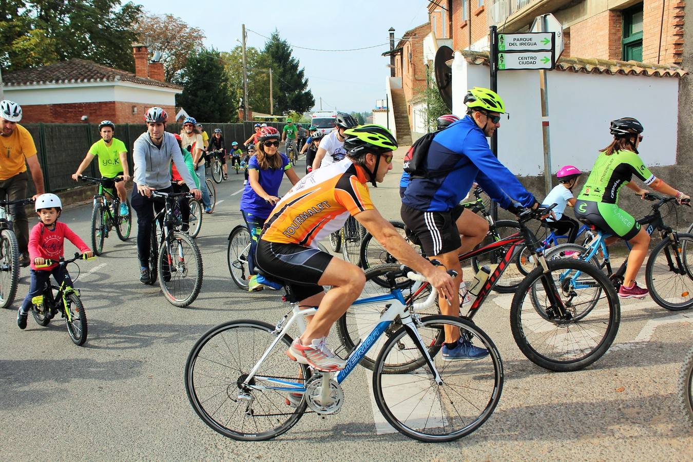 Las imágenes del paseo ciclista por los alrededores de Varea con la ciclista riojana