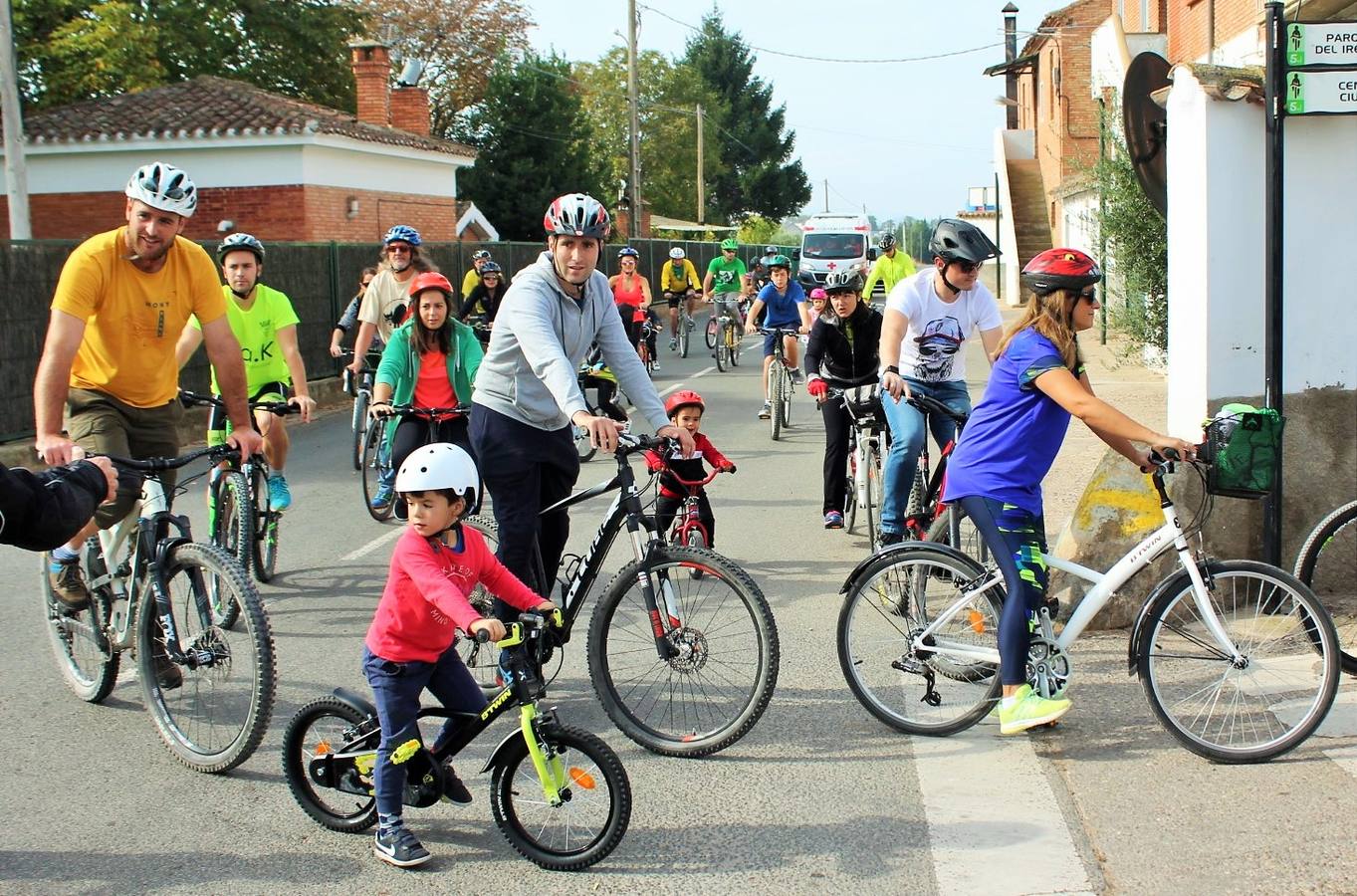 Las imágenes del paseo ciclista por los alrededores de Varea con la ciclista riojana