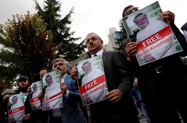 Activistas y amigos de Khashoggi, en una protesta frente al Consulado saudí en Estambul. :: reuters