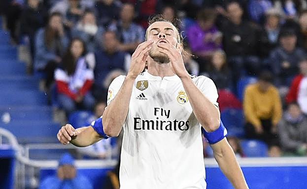 Gareth Bale se lamenta de una ocasión fallada ante el Alavés.