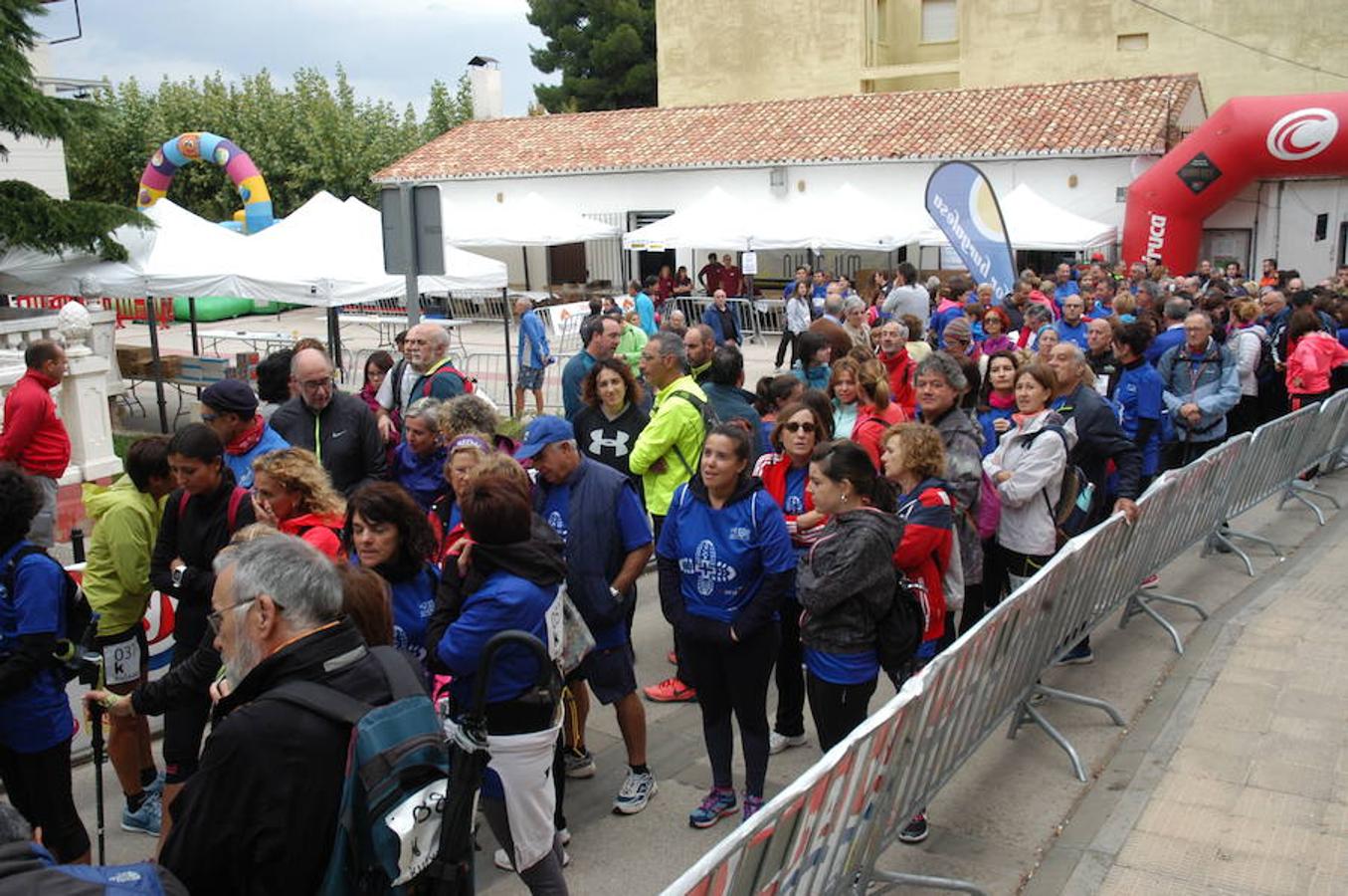 IV marcha solidaria de El Redal, en favor de AFA Rioja. En la cita han participado 370 personas y después también se han celebrado carreras sénior e infantil.