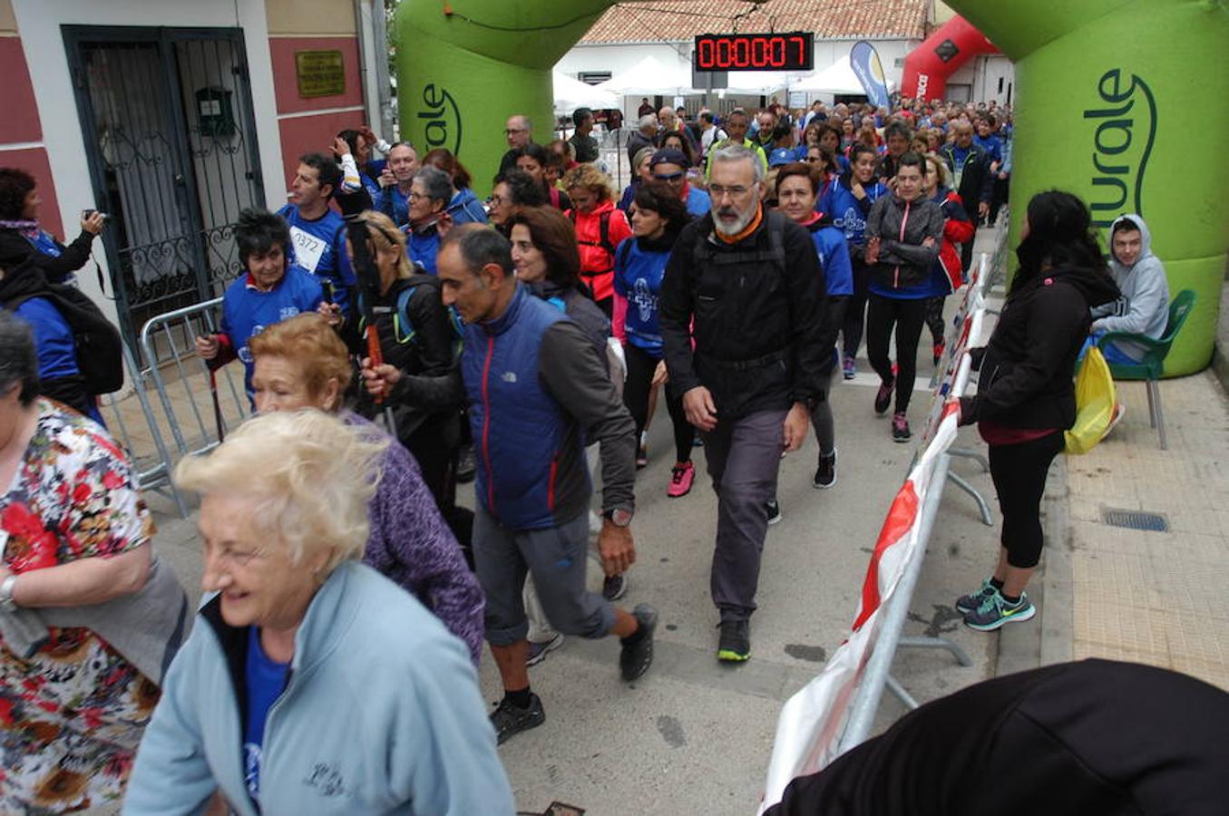 IV marcha solidaria de El Redal, en favor de AFA Rioja. En la cita han participado 370 personas y después también se han celebrado carreras sénior e infantil.