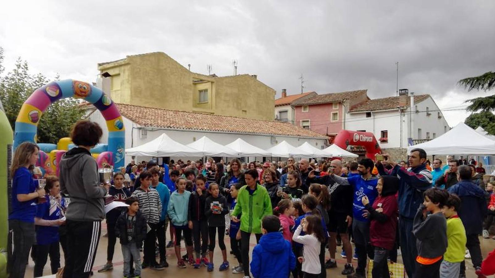 IV marcha solidaria de El Redal, en favor de AFA Rioja. En la cita han participado 370 personas y después también se han celebrado carreras sénior e infantil.