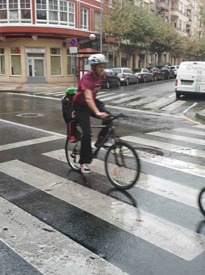 Las imágenes de la marcha ciclista solidaria, que recorrió Logroño pese a la lluvia