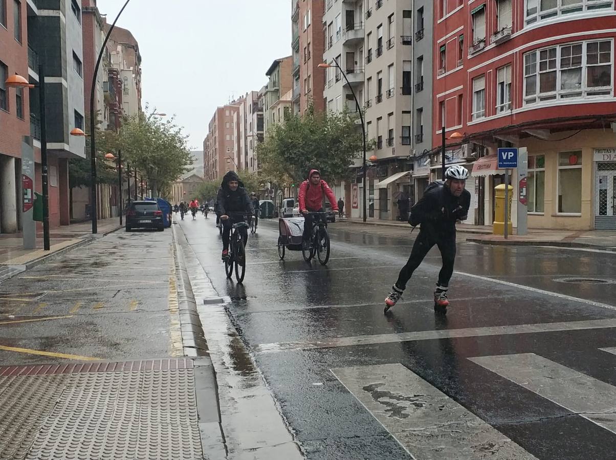 Las imágenes de la marcha ciclista solidaria, que recorrió Logroño pese a la lluvia