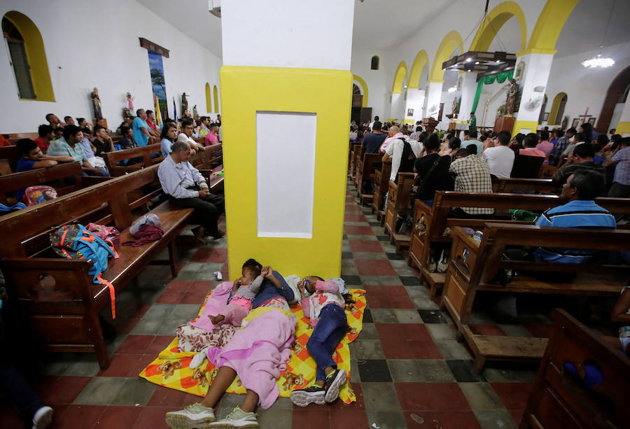 Familias completas iniciaron el sábado la marcha desde Honduras hacia Estados Unidos