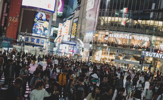 El 'cruce de Hachiko' en Shibuya es el más transitado del mundo. 