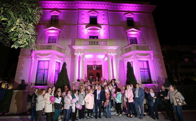 Iluminación del Palacete para apoyar las acciones de la AECC. 