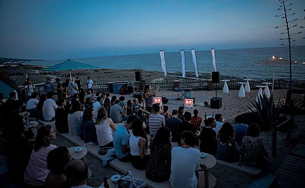 Imagen principal - Distintos momentos del festival en la isla de Formentera.