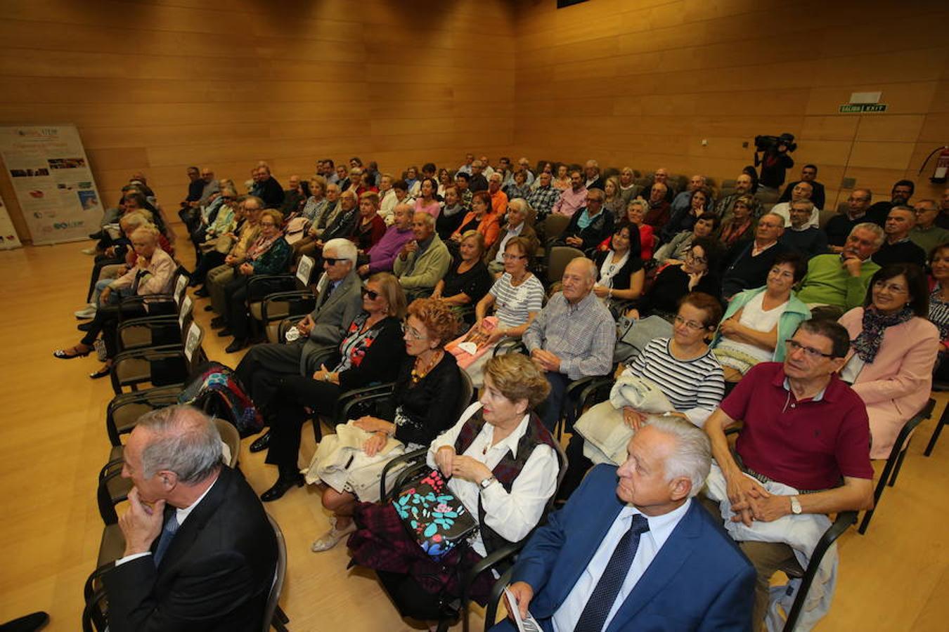 La alcaldesa de Logroño, Cuca Gamarra, y la consejera de Presidencia, Relaciones Institucionales y Acción Exterior, Begoña Martínez Arregui, han participado en Riojafórum en el acto institucional con motivo del 40 aniversario de la Asociación de Pensionistas y Jubilados de La Rioja.