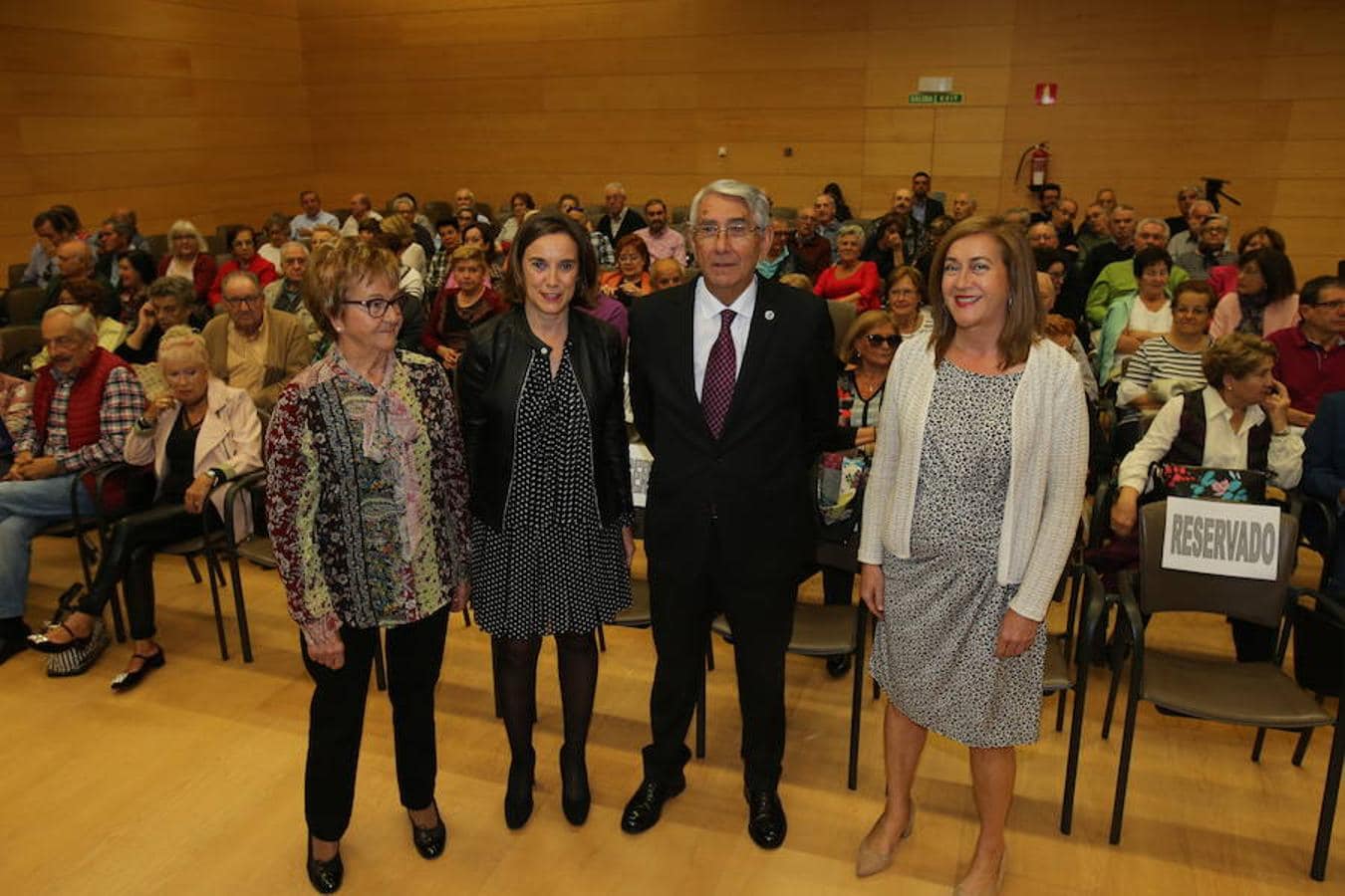 La alcaldesa de Logroño, Cuca Gamarra, y la consejera de Presidencia, Relaciones Institucionales y Acción Exterior, Begoña Martínez Arregui, han participado en Riojafórum en el acto institucional con motivo del 40 aniversario de la Asociación de Pensionistas y Jubilados de La Rioja.